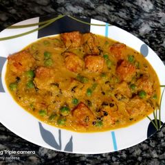 A picture of Paneer matar masala.