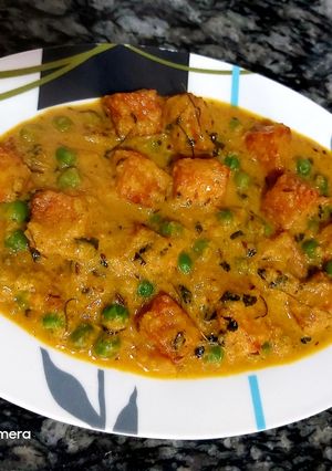 A picture of Paneer matar masala.