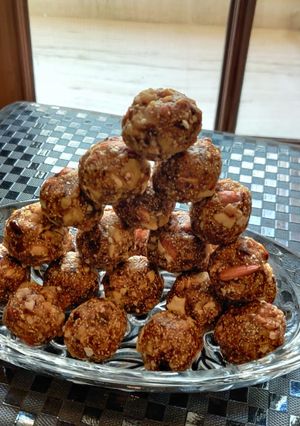 खजूर के लड्डू (khajur ke ladoo recipe in Hindi) रेसिपी मुख्य फोटो