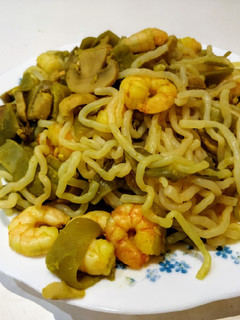 Una foto de Noodles con gambas y verduras picantes