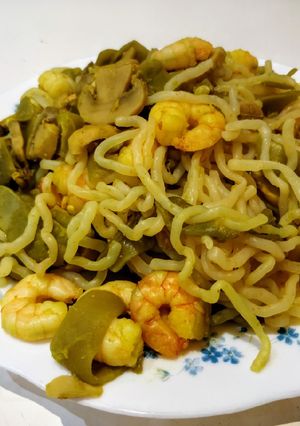Una foto de Noodles con gambas y verduras picantes