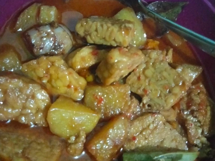 Langkah Mudah untuk Menyiapkan Resep Semur tahu tempe kentang edisi hemat yang Enak Banget Anti Ribet, Lezat