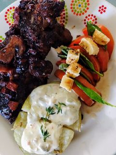 Una foto de Costillas de cerdo en salsa de vino tinto