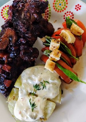 Una foto de Costillas de cerdo en salsa de vino tinto