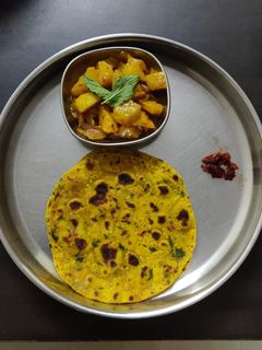 થેપલા(Thepla Recipe in Gujarati) રેસીપી મુખ્ય ફોટો