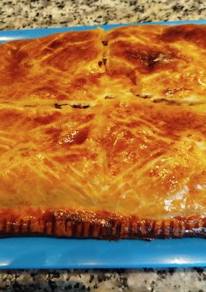 Una foto de Empanada de atún con pimientos del piquillo y huevo duro