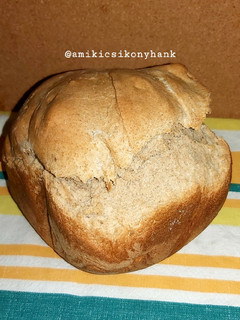 Házi kenyér kenyérsütőgépben recept fotója