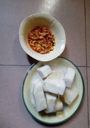 A picture of Egg sauce and yam.