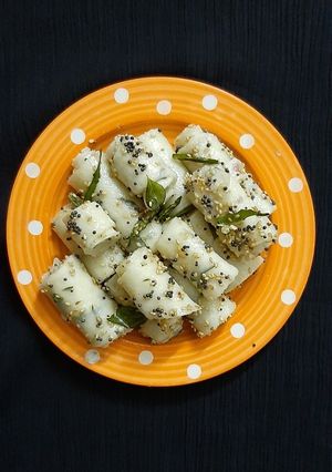 સોજી ખાંડવી (Sooji Khandvi Recipe In Gujarati) રેસીપી મુખ્ય ફોટો