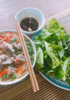 Hình của món Bún sườn nấu sấu.