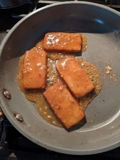 Una foto de Salsa agridulce con tofu ahumado