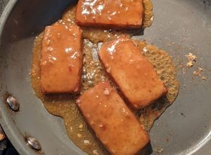 Una foto de Salsa agridulce con tofu ahumado