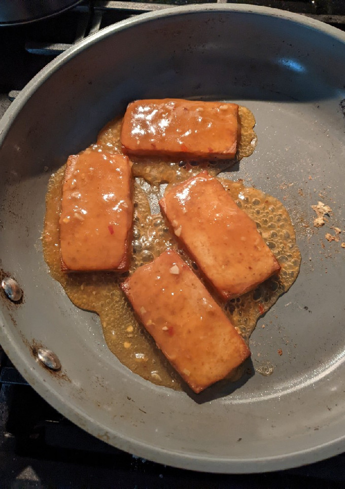 Una foto de Salsa agridulce con tofu ahumado