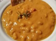 Una foto di zuppa di legumi