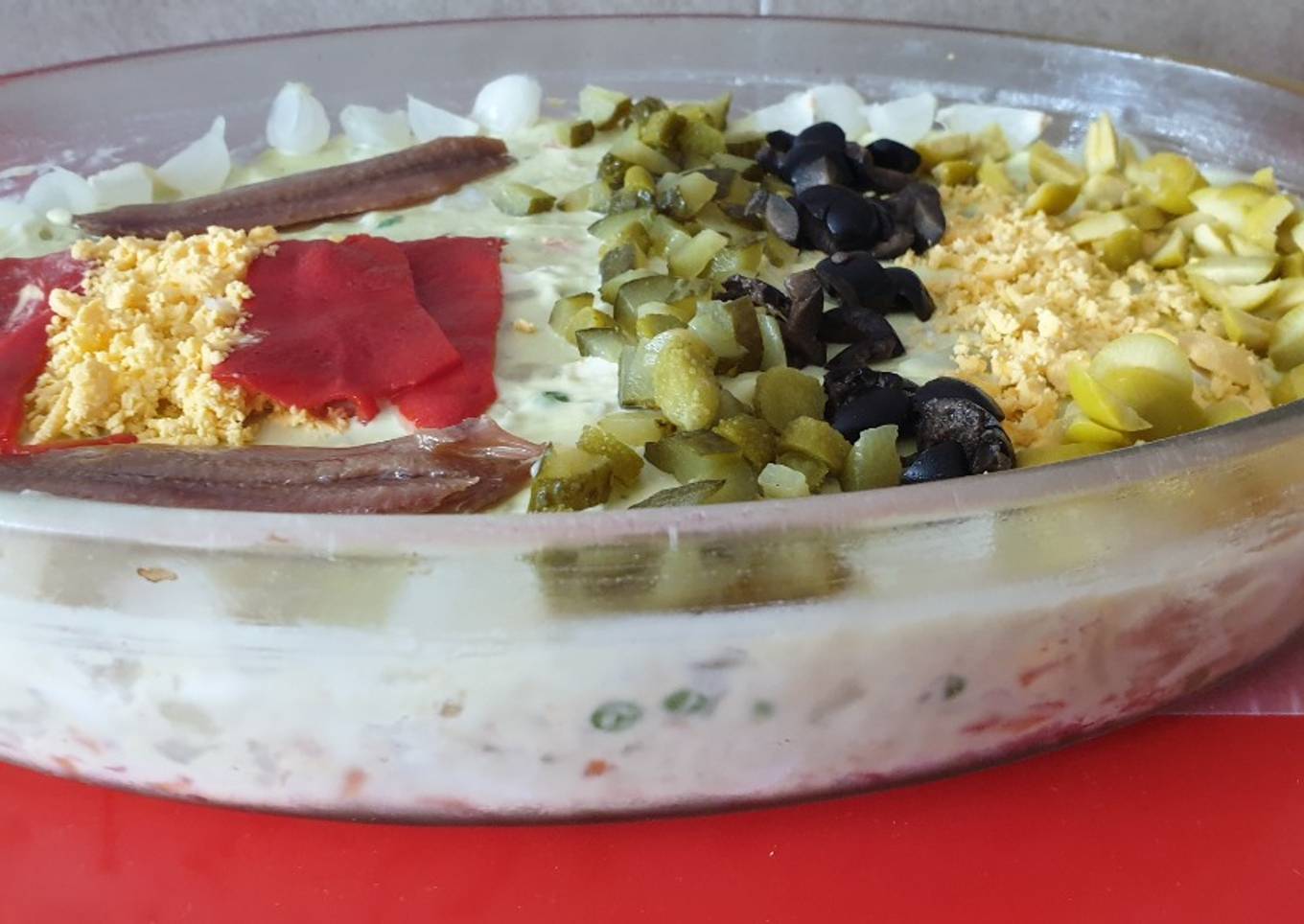 Ensaladilla rusa con gambas al ajillo y mahonesa de aguacate