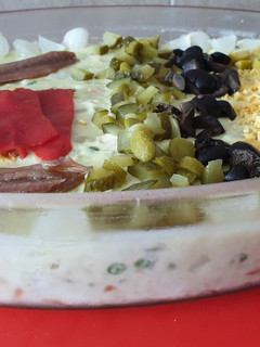 Una foto de Ensaladilla rusa con gambas al ajillo y mahonesa de aguacate
