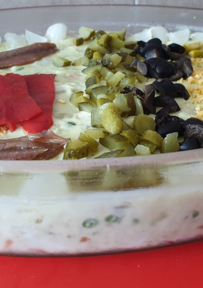 Una foto de Ensaladilla rusa con gambas al ajillo y mahonesa de aguacate
