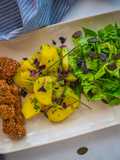 Backhendl-Salat mit Kürbispanade und Kartoffelsalat