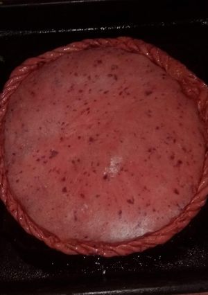 Una foto de Tarta de pollo con masa casera de remolacha