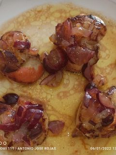 Una foto de Carne de vieiras en vinagreta de uvas y naranja