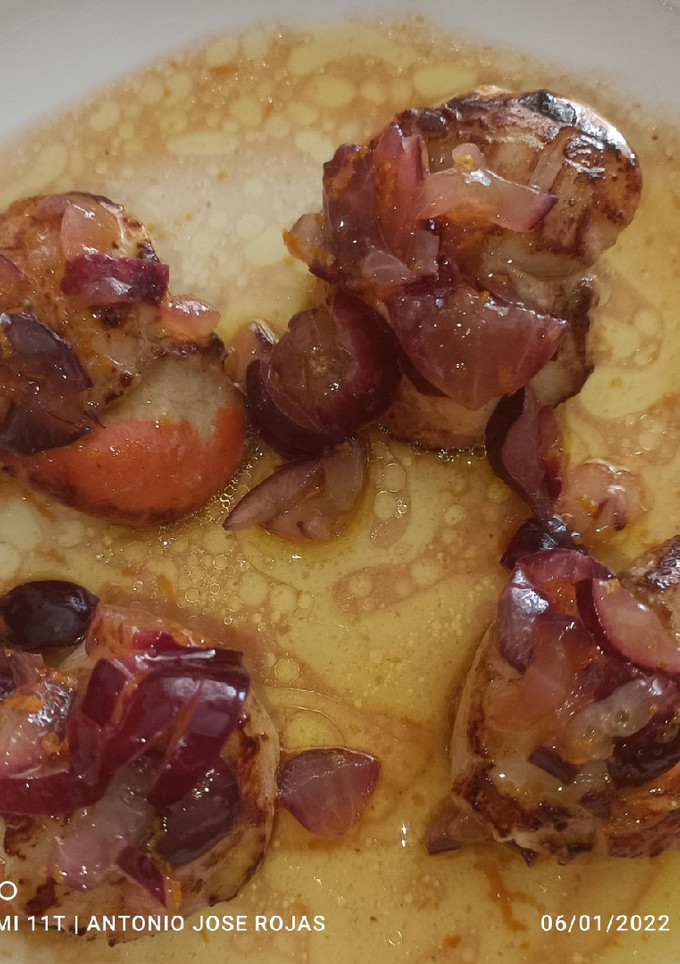 Una foto de Carne de vieiras en vinagreta de uvas y naranja