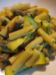 Una foto de Pasta con crema de chile serrano