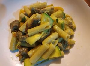 Una foto de Pasta con crema de chile serrano