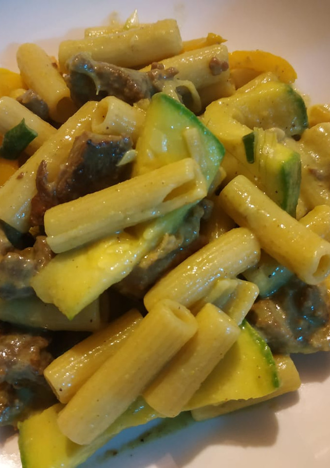 Una foto de Pasta con crema de chile serrano