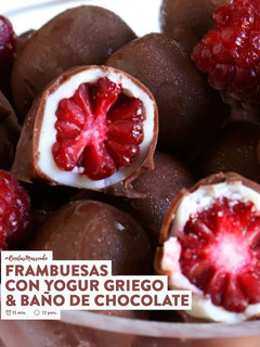 Una foto de Frambuesas con yogur griego bañadas en chocolate