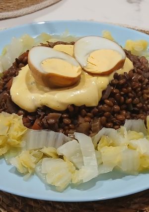 Una foto de Potaje Tradicional de Lentejas a Fuego Lento con Col Asiática y Huevos Laqueados
