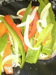 Una foto de Tostas de pimiento y cebolla asados al romero