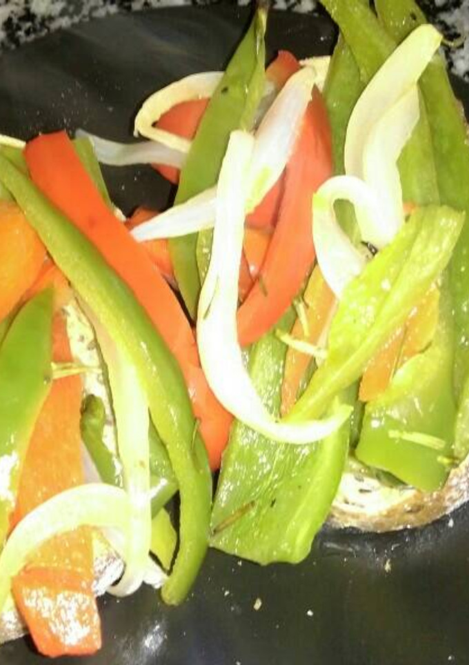 Una foto de Tostas de pimiento y cebolla asados al romero