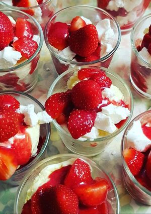 Une photo de Verrines vacherin aux fraises et groseilles