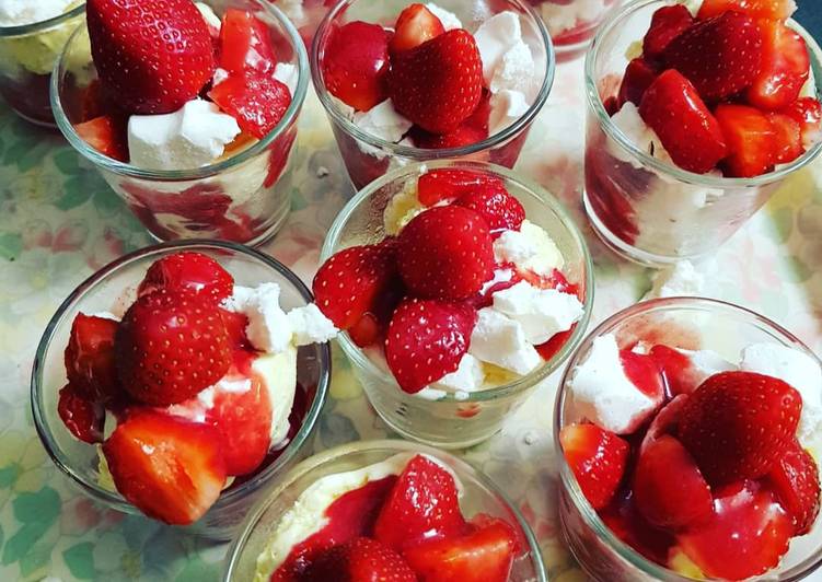 Nos 9 Meilleures Recettes de Verrines vacherin aux fraises et groseilles