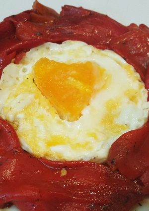 Foto principal de Pimientos artesanos hechos a la leña con huevo en forma de corazón