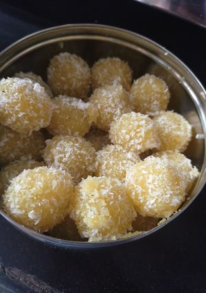 નારિયેળ ના લાડુ (coconut ball) રેસીપી મુખ્ય ફોટો