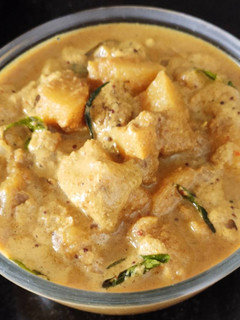உருளைக்கிழங்கு அசைவக் குழம்பு (Potato gravy non veg style) செய்முறை முக்கிய புகைப்படம்