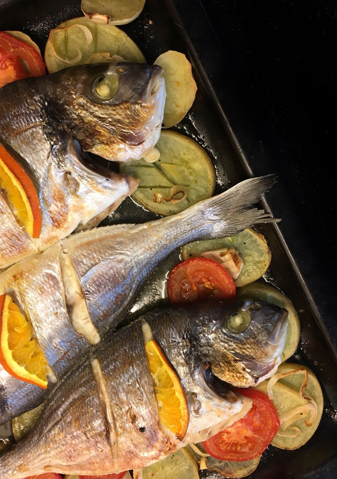 Una foto de Dorada al horno de mi madre 🌺 (y un cambio mío 👀)