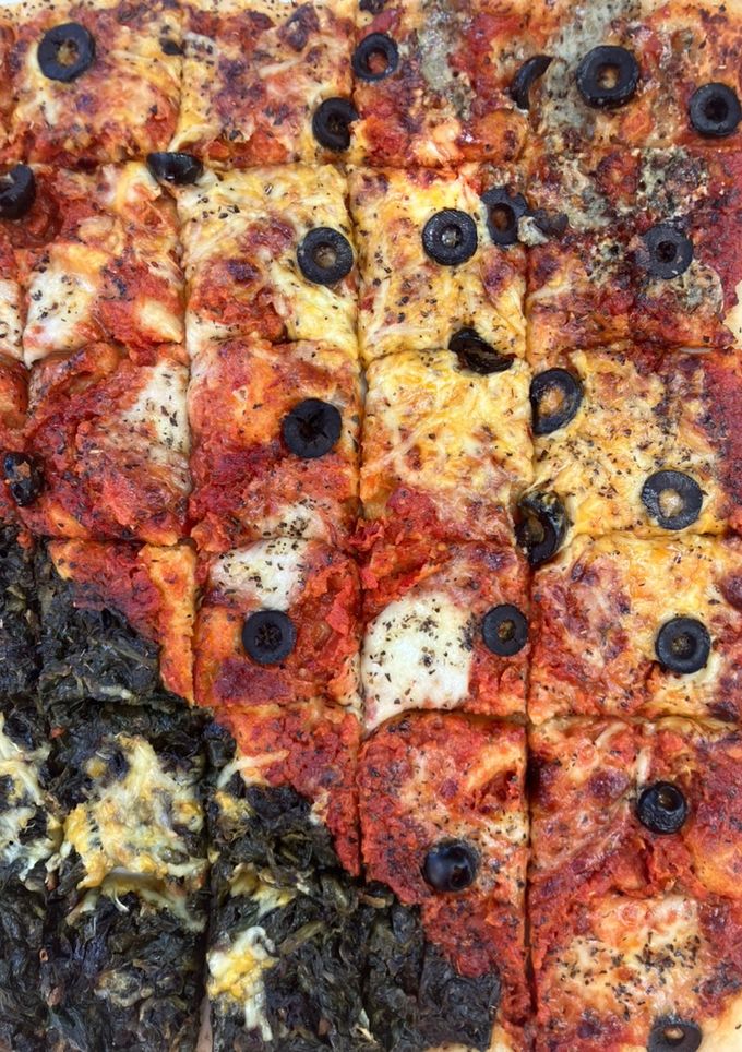 Una foto de Pizza listada con tres tops: espinacas, quesos, y tomate