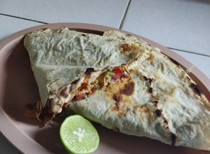 Una foto de Tlayudas de tinga de pollo oaxaqueñas