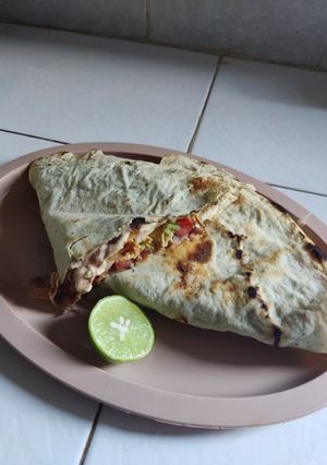 Una foto de Tlayudas de tinga de pollo oaxaqueñas