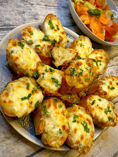 Una foto de Pan de ajo confitado y queso
