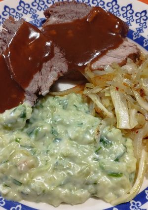 Una foto de Carne Estilo Oriental con Crema de Cebollín e Hinojos Salteados