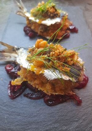 Foto di Sarde a beccafico con cipolle in agrodolce