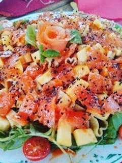 Una foto de Ensalada exótica de pasta con mango y salmón ahumado