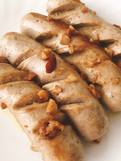 Una foto de Salchichas bratwurst picantitas al vino blanco