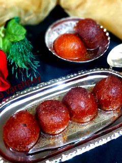 मावा गुलाब जामुन (mawa gulab jamun recipe in Hindi) रेसिपी मुख्य फोटो