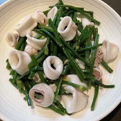 A picture of Green Chives w/ Squid.