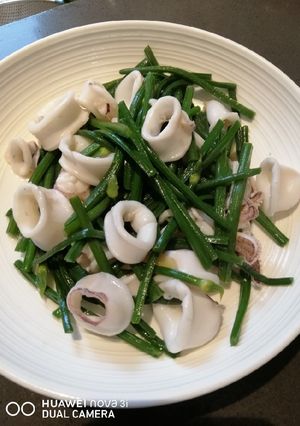 A picture of Green Chives w/ Squid.