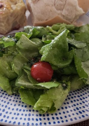 Una foto de Ensalada verde con vinagreta de albahaca